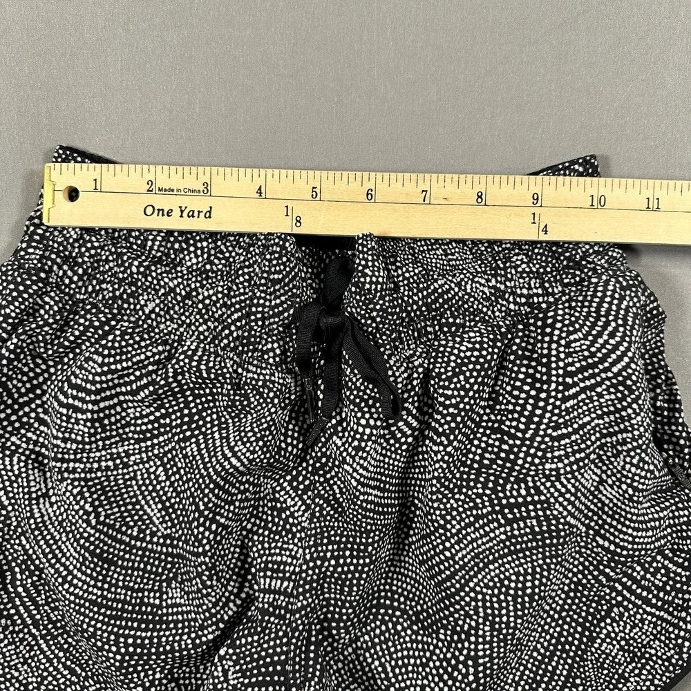 Lululemon Shorts Womens 2 Black Polka Dot 2.5 Inseam Running Zip Pocket Athletic
